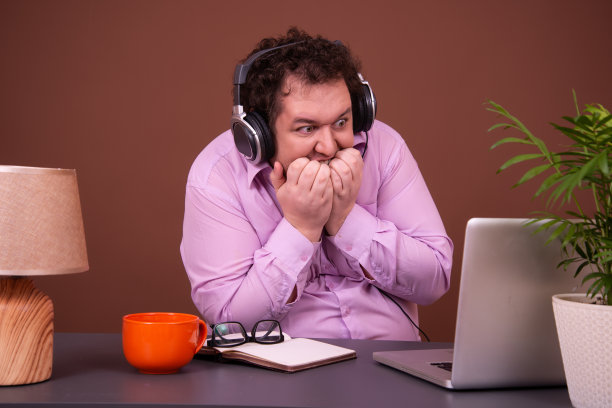 清晨。拿着热饮的滑稽男人。图片下载