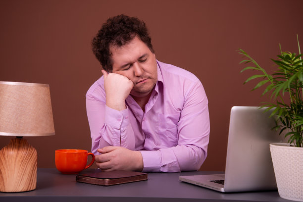 清晨。拿着热饮的滑稽男人。图片下载