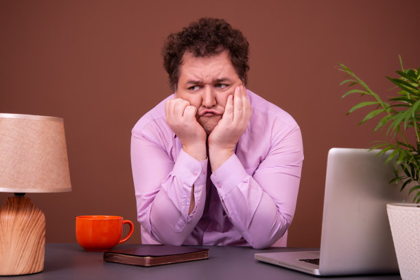 清晨。拿着热饮的滑稽男人。图片下载