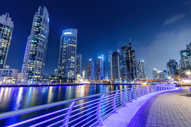 迪拜海滨长廊在阿联酋的夜晚图片下载
