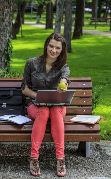 在公园里学习的年轻女子图片下载