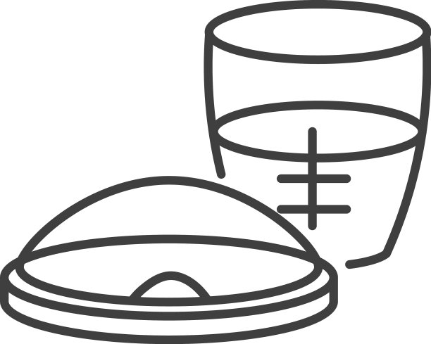 给孩子喂食塑料杯和盘子图片下载