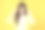 亚洲女子手持信用卡时闭上眼睛，黄色背景下的她感到压力、崩溃、愤怒和沮丧。图片下载