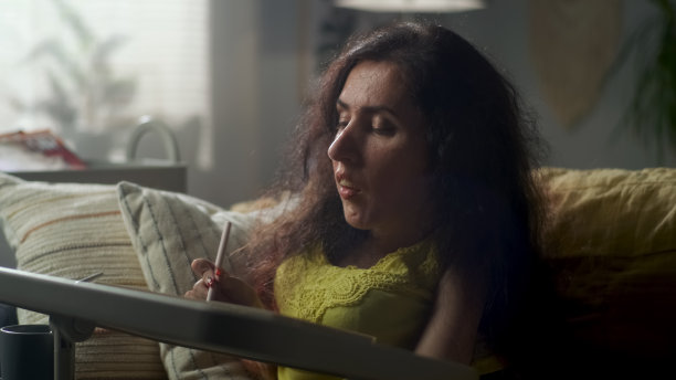 残疾妇女在平板上画画图片下载