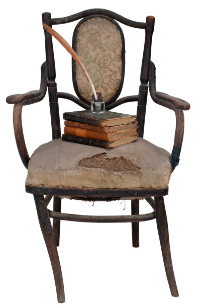 老式破木椅，书和钢笔和墨水瓶图片下载