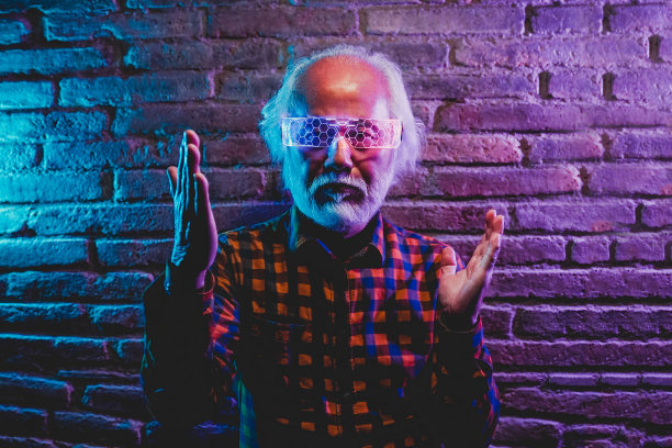 亚洲高级男子带着未来增强现实眼镜跳舞和玩耍-元宇宙创新新趋势概念图片下载