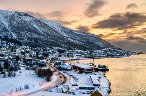 挪威特罗姆瑟冬季的日落图片下载