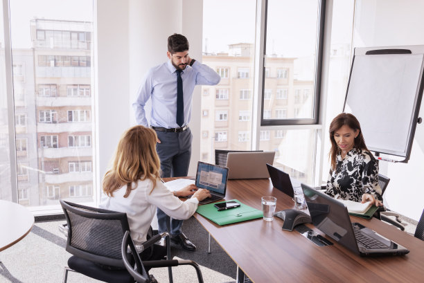 一群在办公室一起工作的商务人士图片下载