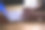 男子使用键盘笔记本电脑在家庭办公室的桌子上与动态模糊的手图片下载