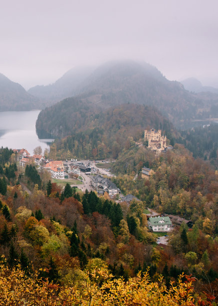 它附近的湖和山坡上长满了秋天的树木。受欢迎的旅游景点。巴伐利亚,德国,欧洲。图片下载