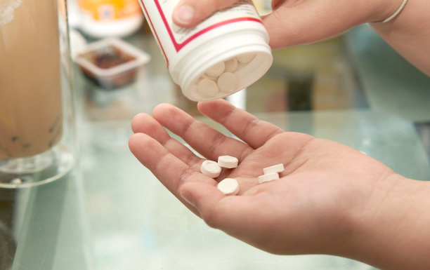 孩子把药片倒在手掌里图片下载