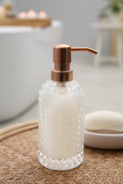 在浴室的柳条凳上有时髦的玻璃分配器和肥皂吧图片下载