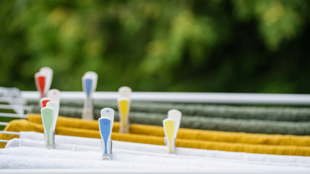 户外晒衣架上的塑料晒衣夹特写图片下载