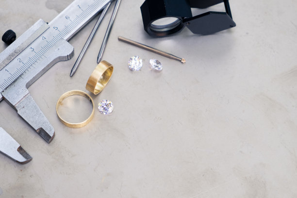 婚礼金戒指及专业珠宝设备。奢华的钻石图片下载