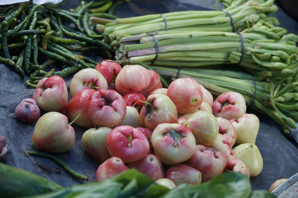 传统市场上出售番石榴和其他蔬菜图片下载