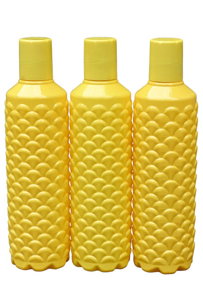 拉近白色背景上的黄色塑料瓶。图片下载