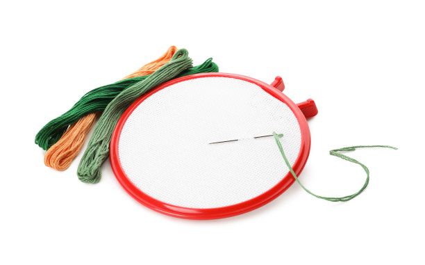 一套白色背景的刺绣设备图片下载