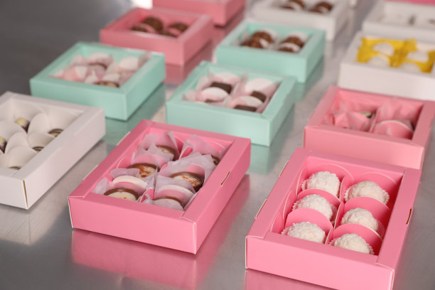桌上有许多美味的糖果装在盒子里。生产线图片下载