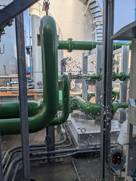 排气管上溅起水花的景观照片。图片下载