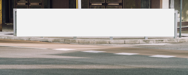 长长的空白色广告牌竖立在城市街道的人行道上图片下载