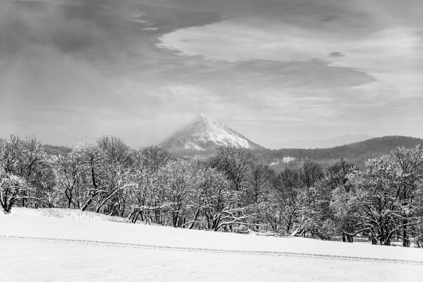 芦泗山冬季丘陵景观图片下载