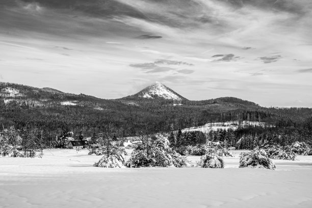 芦泗山冬季丘陵景观图片下载
