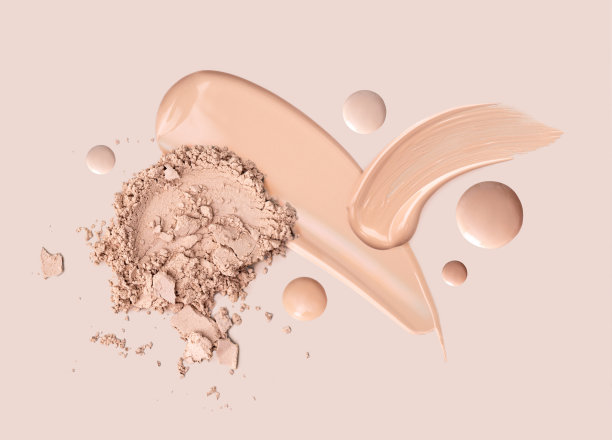 化妆涂抹粉底霜粉在米色背景图片下载