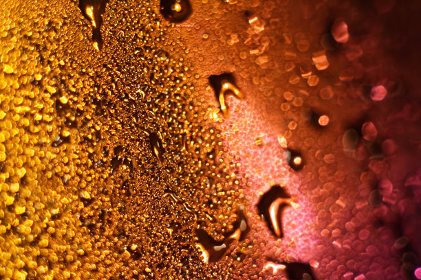 湿玻璃纹理，滴在玻璃上具有散景效果，用橙色光突出显示，在黑色背景上，用于覆盖或在文本下。图片下载