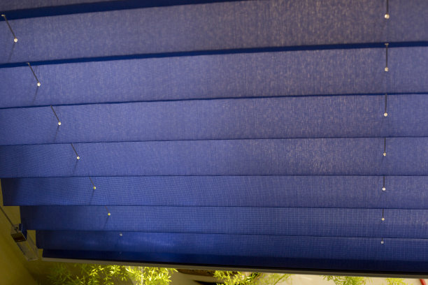 折叠百叶窗XL的窗户特写图片下载