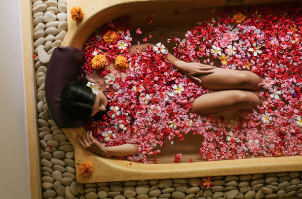浴缸里有花瓣的女人图片下载