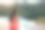 美丽的女人站在游泳池附近图片下载