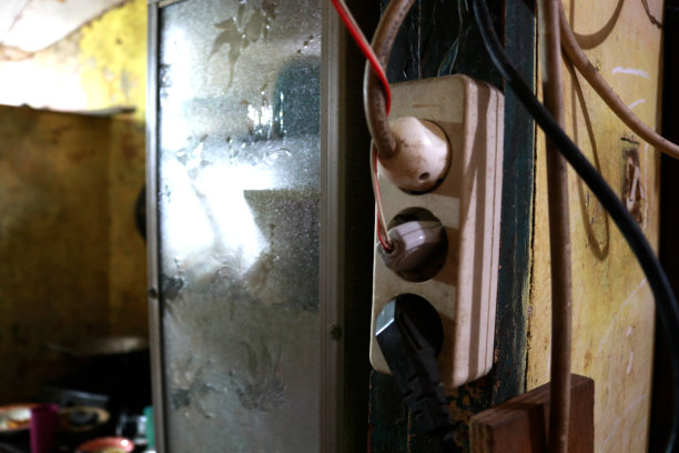 为需要电的设备供电的电插头图片下载