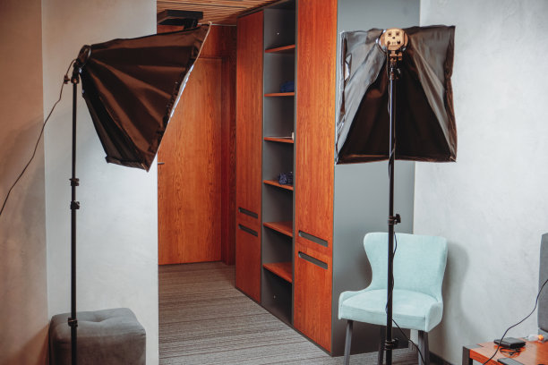 内部照相馆与现代设备。当然摄影工作室。摄影工作室有专业的设备和家庭内饰。图片下载