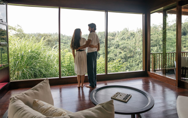 夫妻住在豪华度假房图片下载