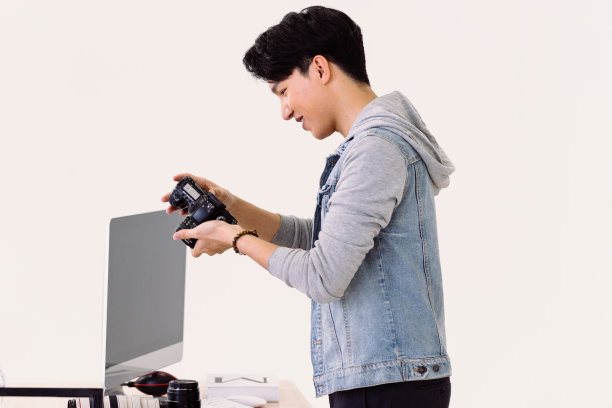 手持相机的亚洲摄影师图片下载