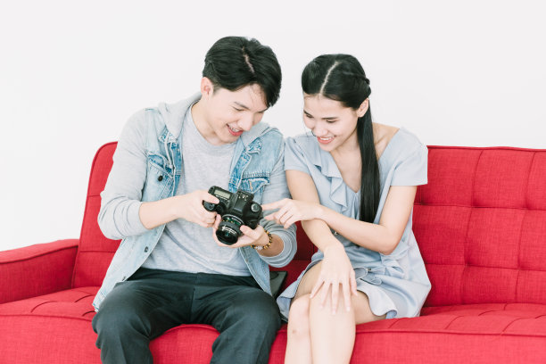 亚洲摄影师和模特的照片从相机图片下载