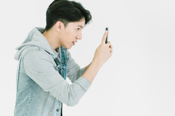 亚洲摄影师在工作室用手机拍摄图片下载