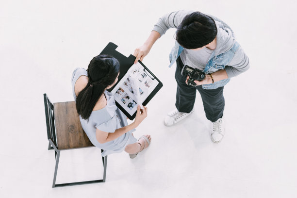 亚洲摄影师与女模特在工作室拍摄图片下载