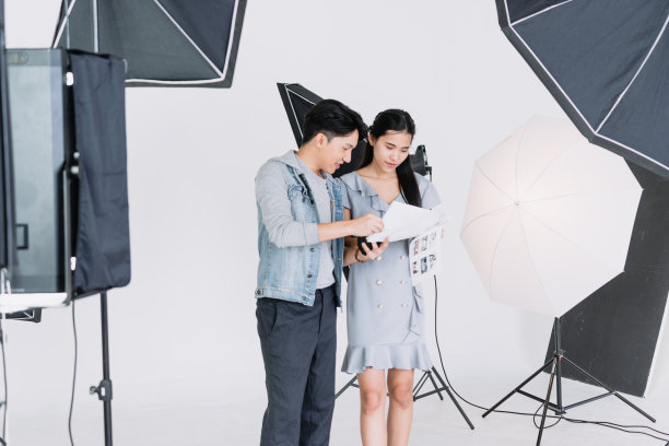 摄影师和亚洲模特互相谈论他们的作品的概念图片下载