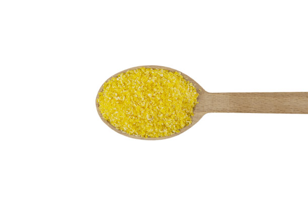 白色背景的木勺上玉米粉。营养。食品成分。图片下载
