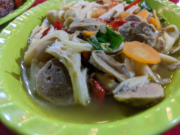 特写照片蘑菇沙拉胡萝卜和辣椒。图片下载