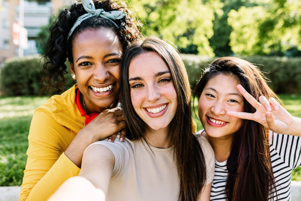 微笑着的各种年轻女性朋友用手机自拍图片下载