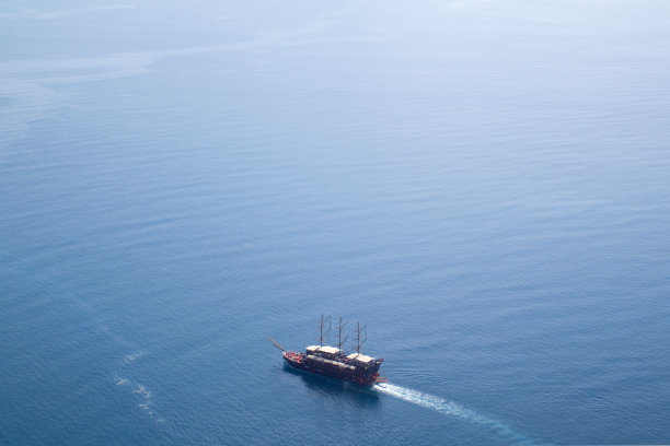 一艘大船在公海上航行图片下载