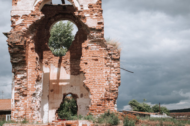 毁坏了旧的砖砌教堂建筑图片下载