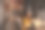 可爱快乐的小女巫准备万圣节，画可怕的脸在南瓜上，坐在家里的桌子，微笑的孩子做杰克灯。节日装饰图片下载