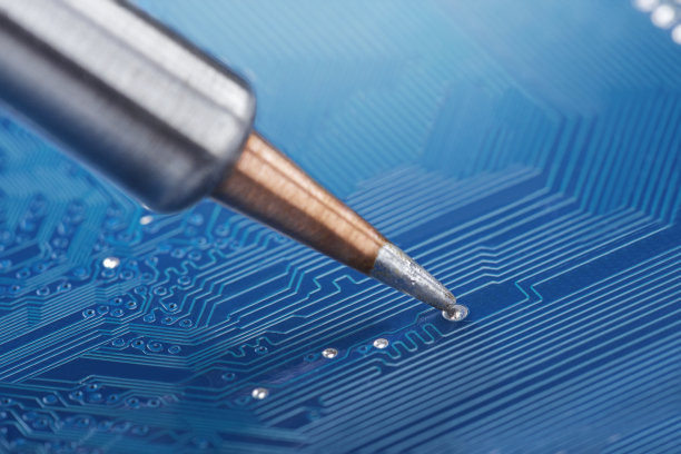 将电子元件焊接到PCB上。电子维修和数字技术。图片下载