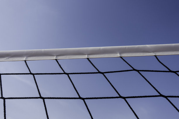 网球或排球网对清澈的蓝天背景。晴天的户外运动场图片下载
