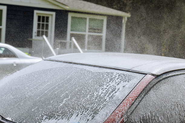 在洗车过程中，肥皂水与动力喷水喷雾一起使用图片下载