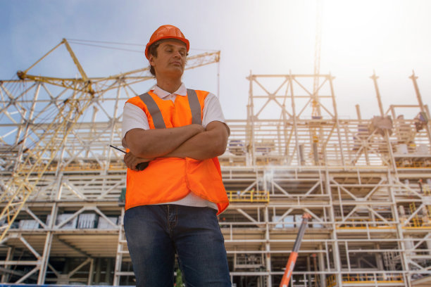 工程师正在工业建筑施工现场用无线电讲话图片下载