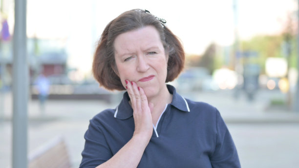 牙痛老太太的户外画像图片下载